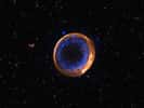 Cette image, prise avec le Très Grand Télescope (VLT) de l'ESO, montre le rémanent de supernova SNR 0509-67,5. Il s'agit des restes en expansion d'une étoile qui a explosé il y a des centaines d'années lors d'une double détonation : la première preuve photographique que des étoiles peuvent mourir après deux explosions. Les données ont été acquises avec l'instrument Muse (Multi-Unit Spectroscopic Explorer) du VLT. Muse permet aux astronomes de cartographier la distribution de différents éléments chimiques, représentés ici en différentes couleurs. Le calcium (en bleu) est disposé en deux couches concentriques. Ces deux couches indiquent que l'étoile aujourd'hui morte a explosé lors d'une double détonation. © ESO, P. Das et al. Étoiles d'arrière-plan (Hubble) : K. Noll et al.